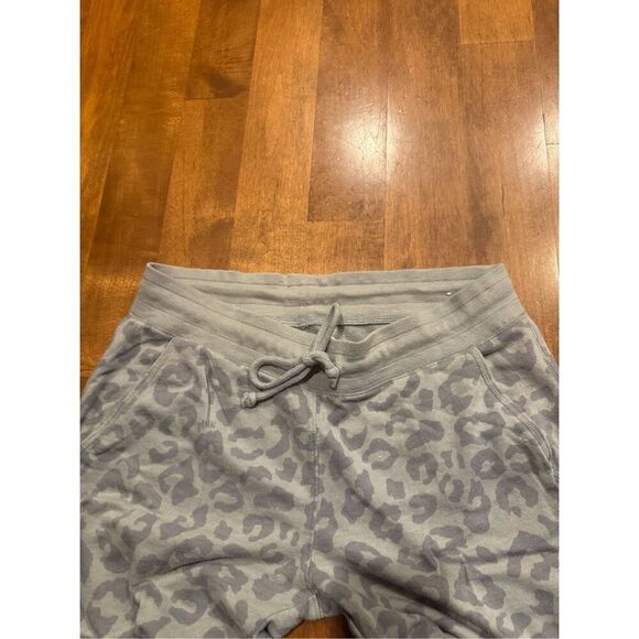 Woman’s Victoria’s Secret pink leopard print joggers from 2013 size small - Picture 2 of 7